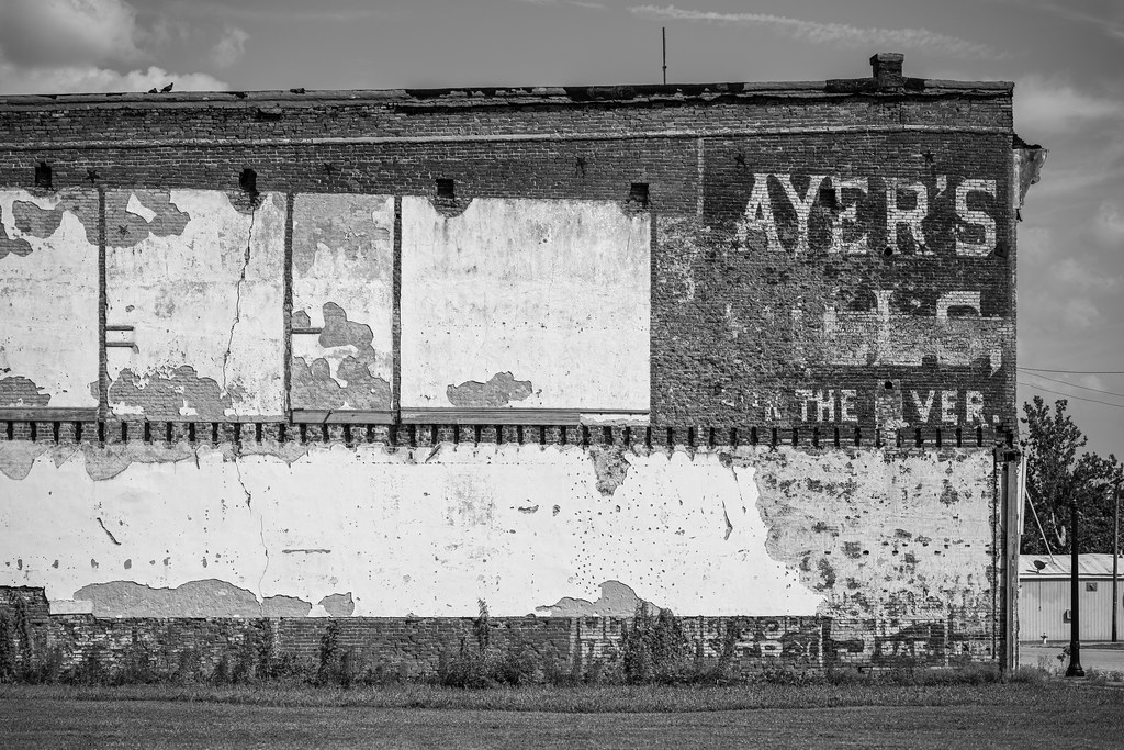 'Ayers pills for the liver' on abandoned Cairo building