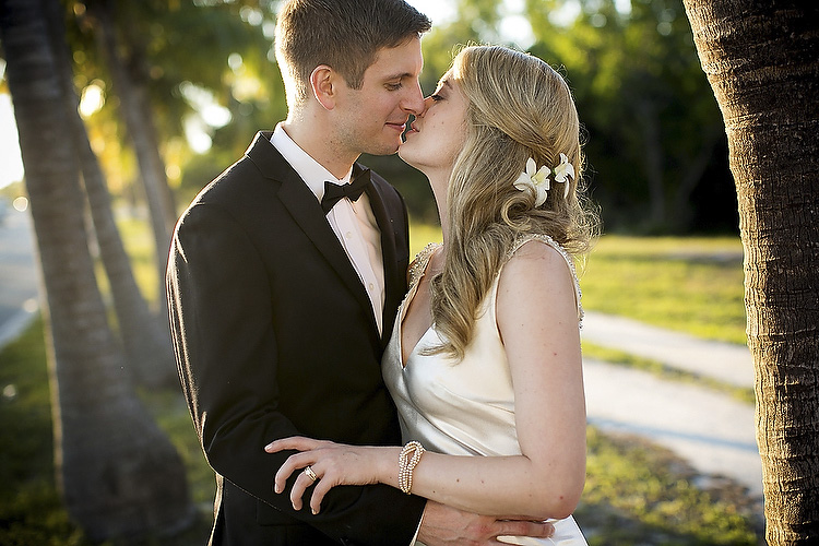 wedding photography couple kissing