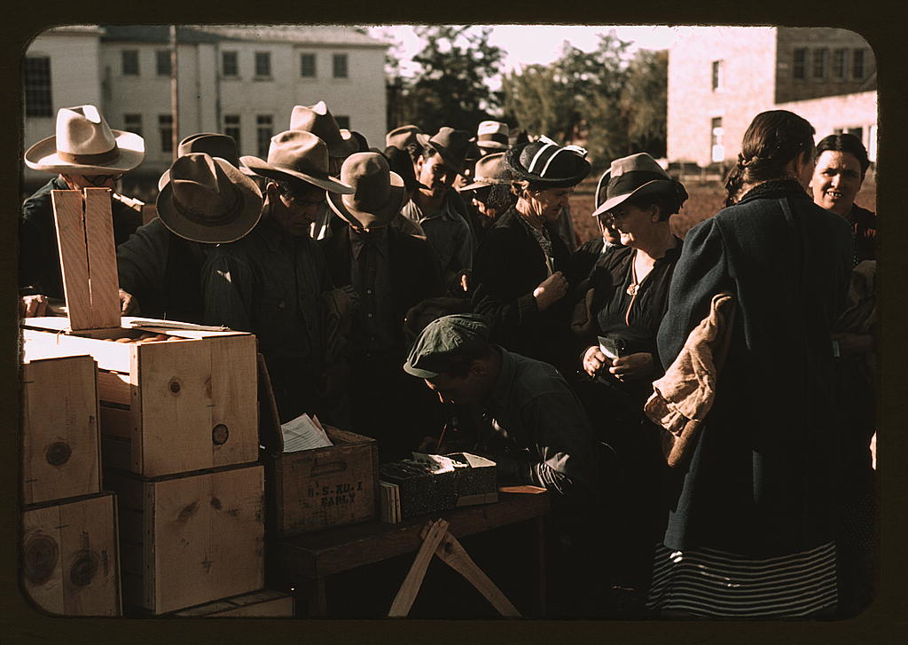 Distributing surplus commodities, St. Johns, Ariz.  (LOC)