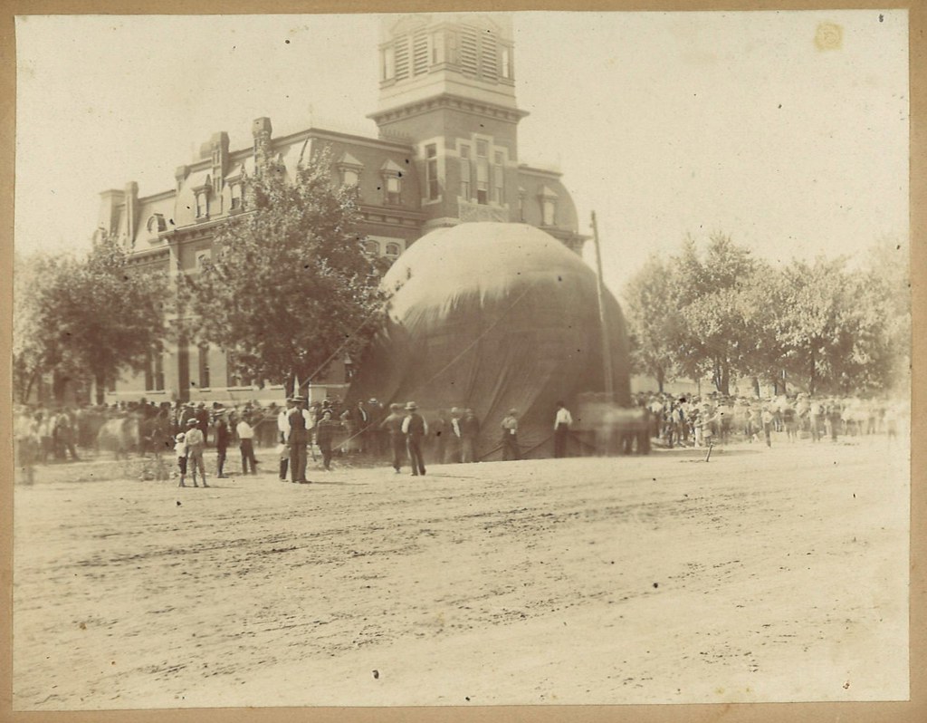 MR 10.06 Balloon at Courthouse