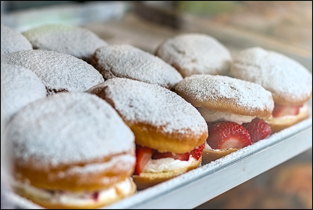 Very tempting - Bob's Donuts on Polk St.