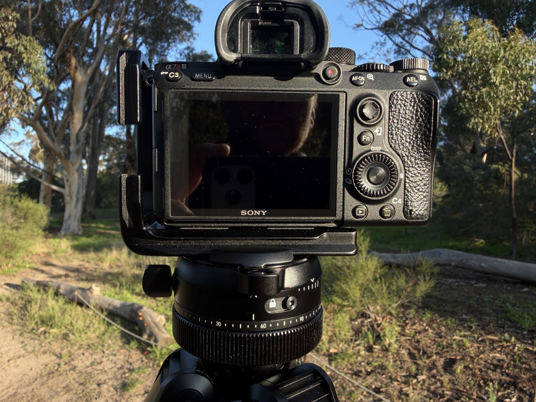 Peak Design Pro Tripod - Stands on its own three feet?
